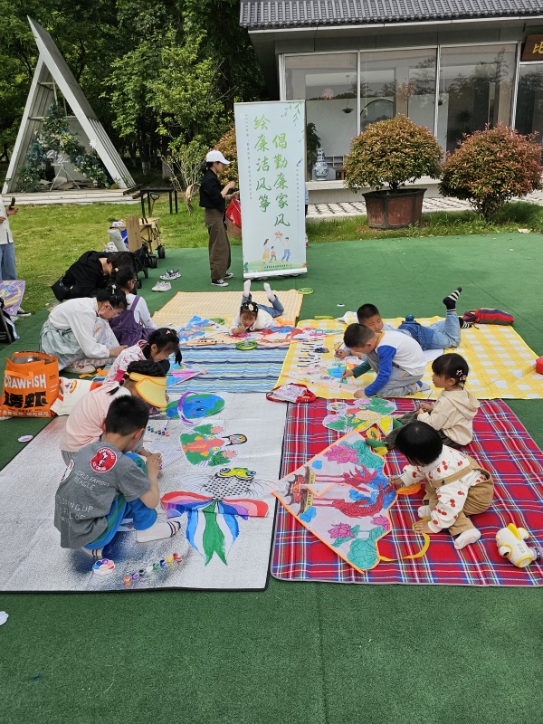 6舜天股份的小朋友們席地而坐，以“童心”繪廉潔_副本.jpg